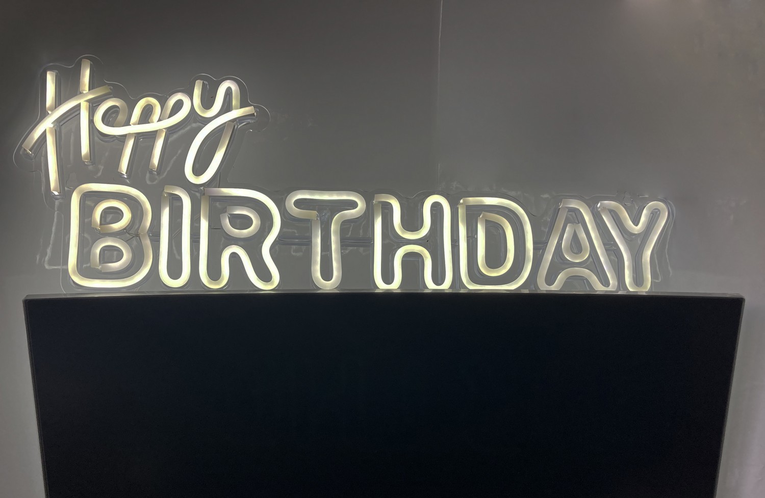 Grattis på födelsedagen upplyst LED-skylt på väggen