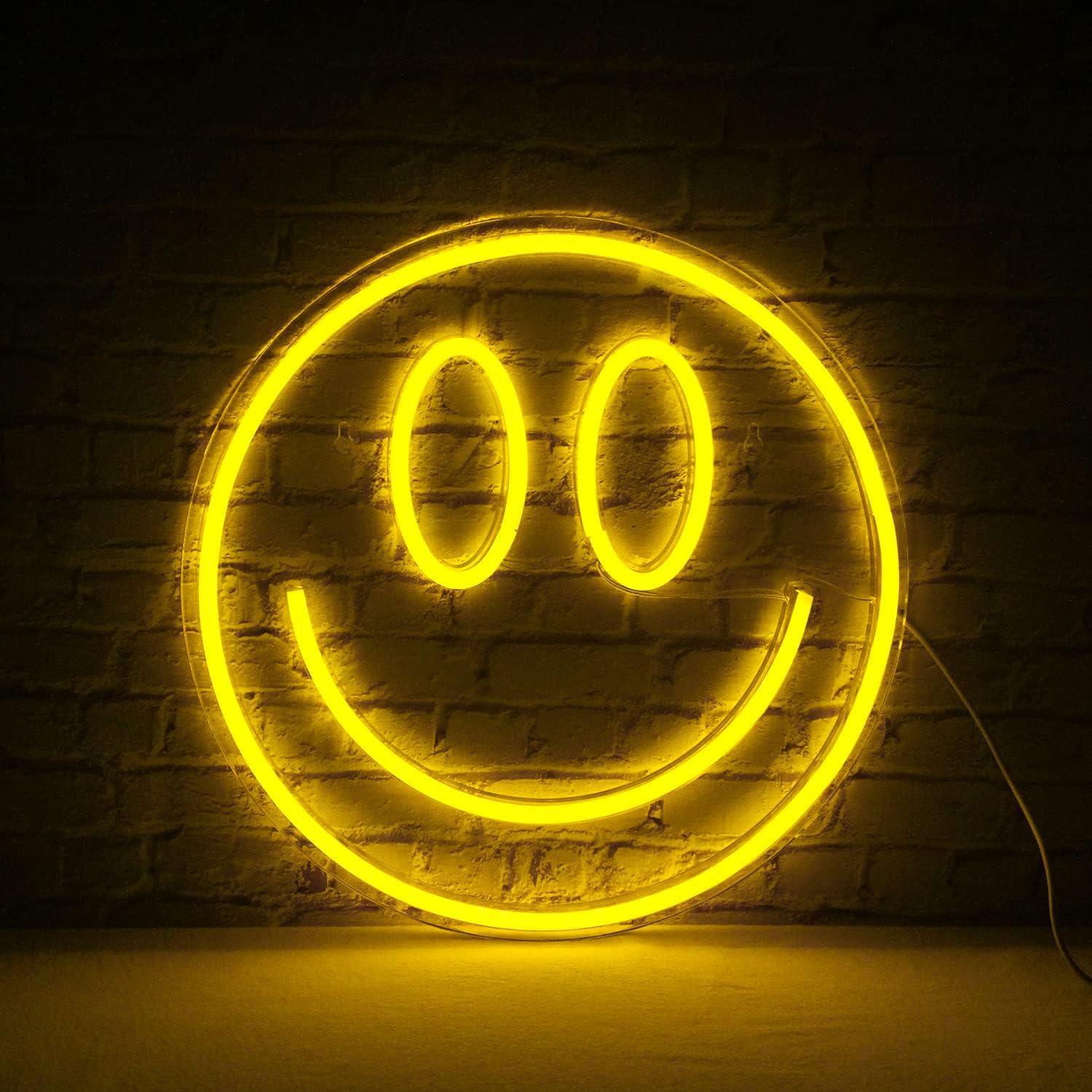 Smiley LED neonskylt på väggen